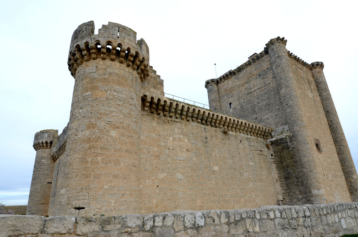 El imponente Castillo de Villafuerte de Esgueva en Valladolid