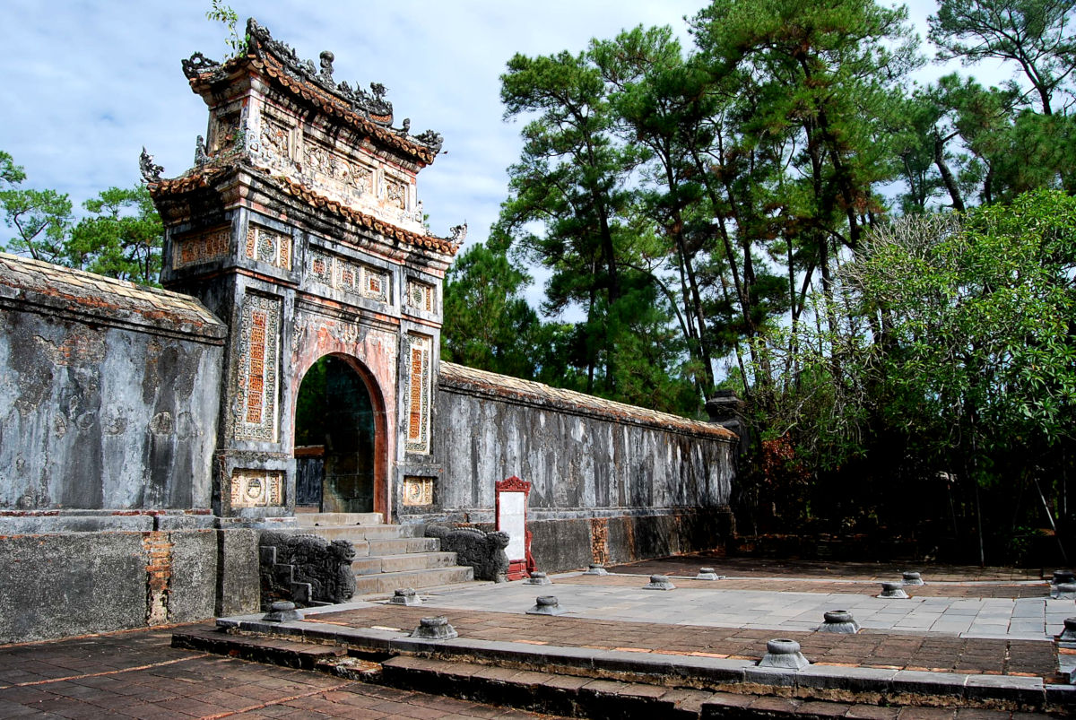 Puerta de la Tumba de Tu Duc en Hue, Vietnam