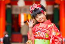 Niña japonesa vestida de forma tradicional