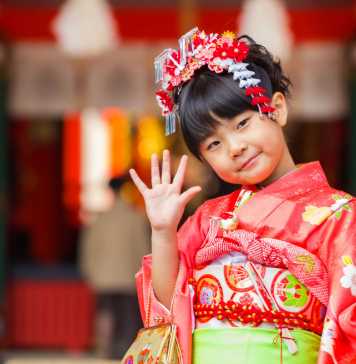 Niña japonesa vestida de forma tradicional