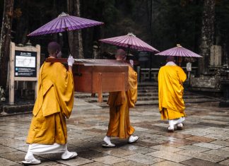 Monjes paseando en Koyasan, en la prefectura de Wakayama