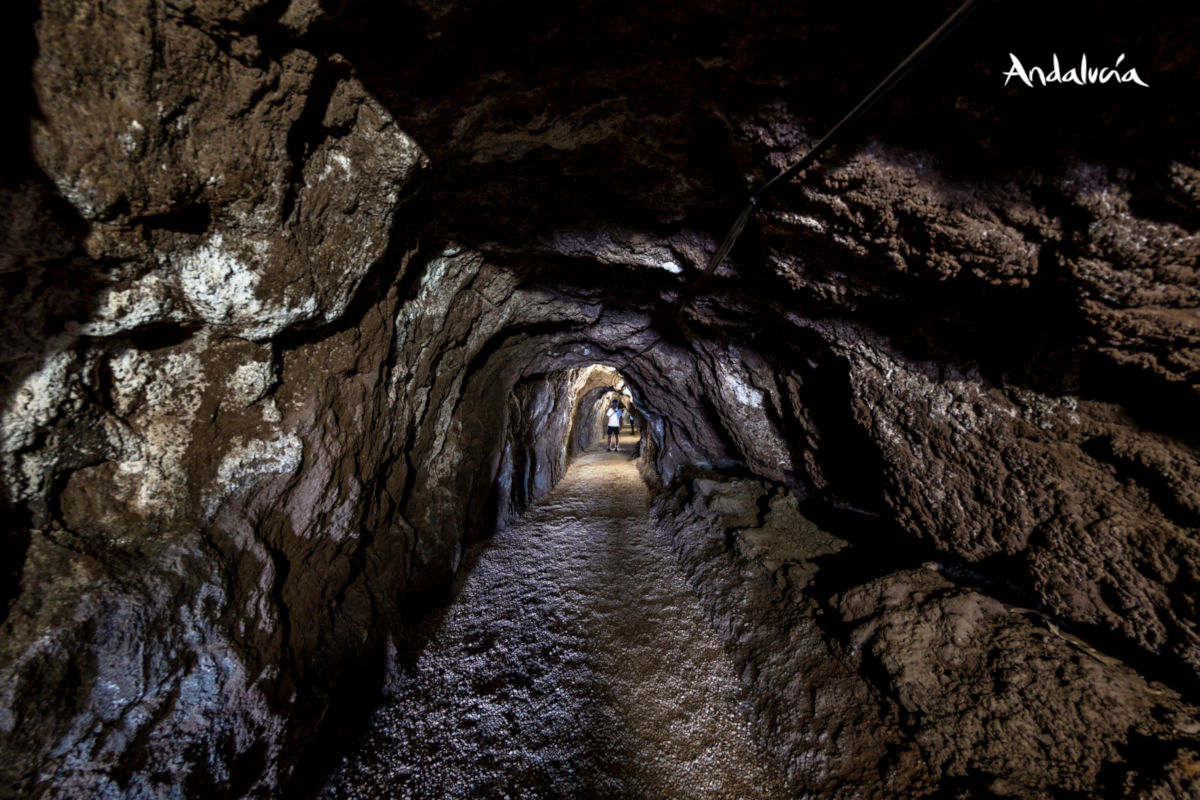 Visita a la geoda de Pulpi en Almeria, tunel