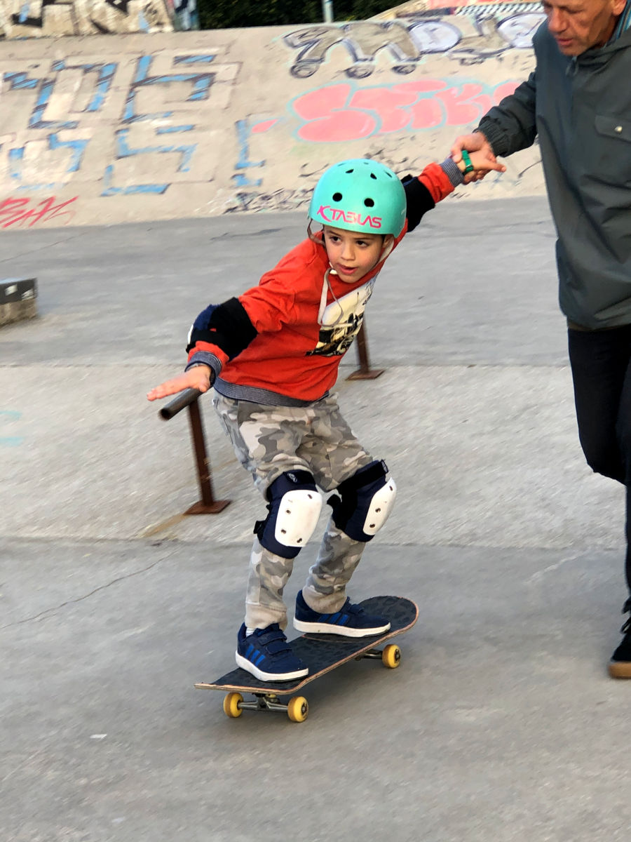 Gijon con niños, Oriol en el Skatepark
