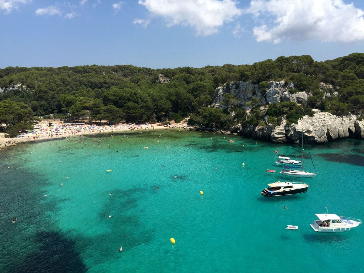 Que hacer en Menorca, Cala Macarella y barcos