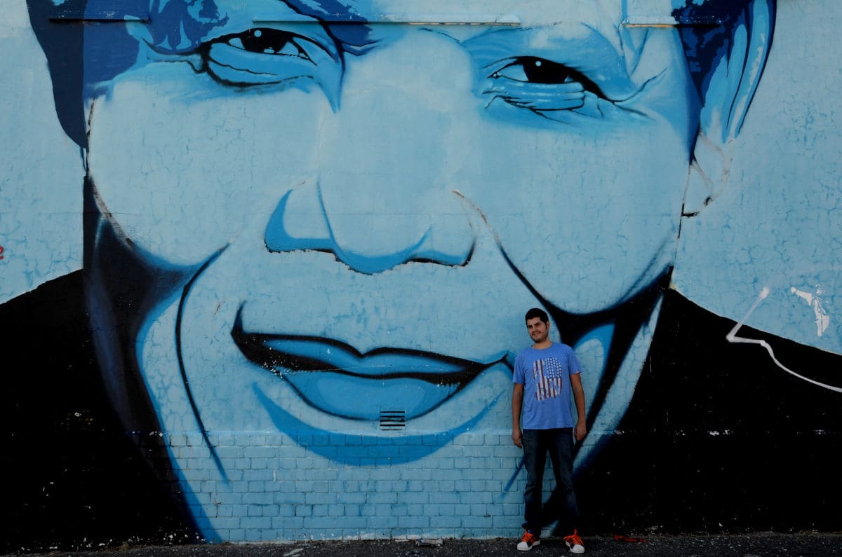 Pau junto a un graffiti de Nelson Mandela en Ciudad del Cabo