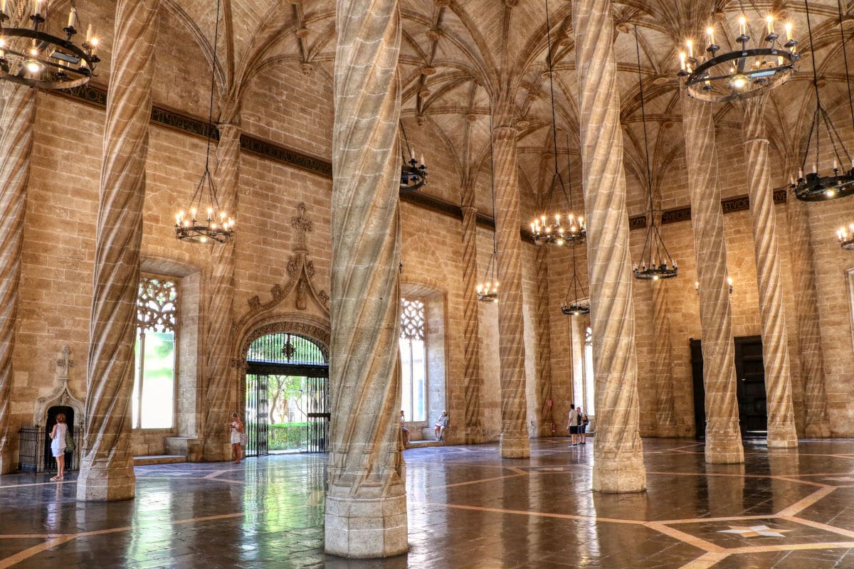Interior de la Lonja de la Seda de Valencia
