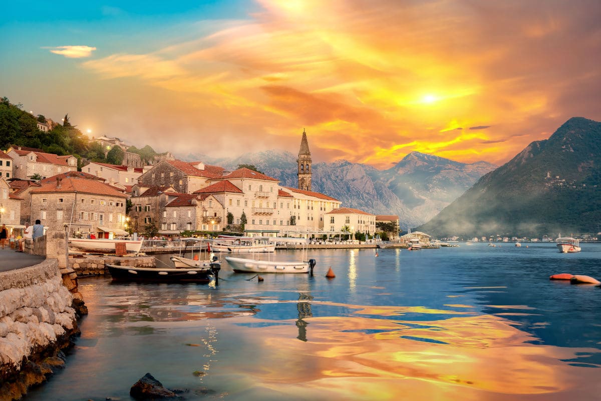 Perast en la bahía de Kotor, Montenegro