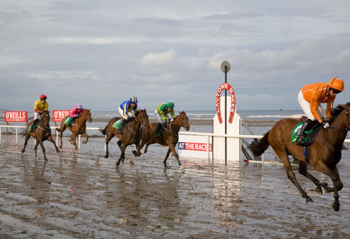 Carreras de caballos en las playas de Irlanda