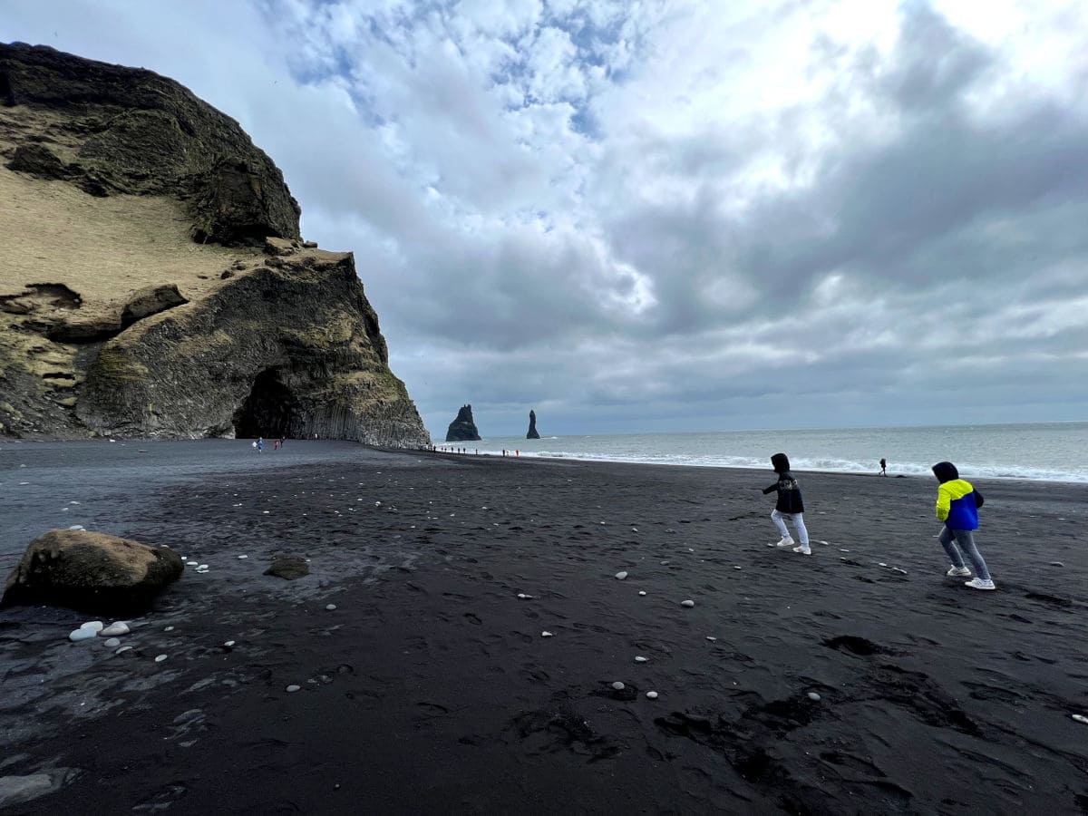 Las playas de arena negra de Vik en Islandia