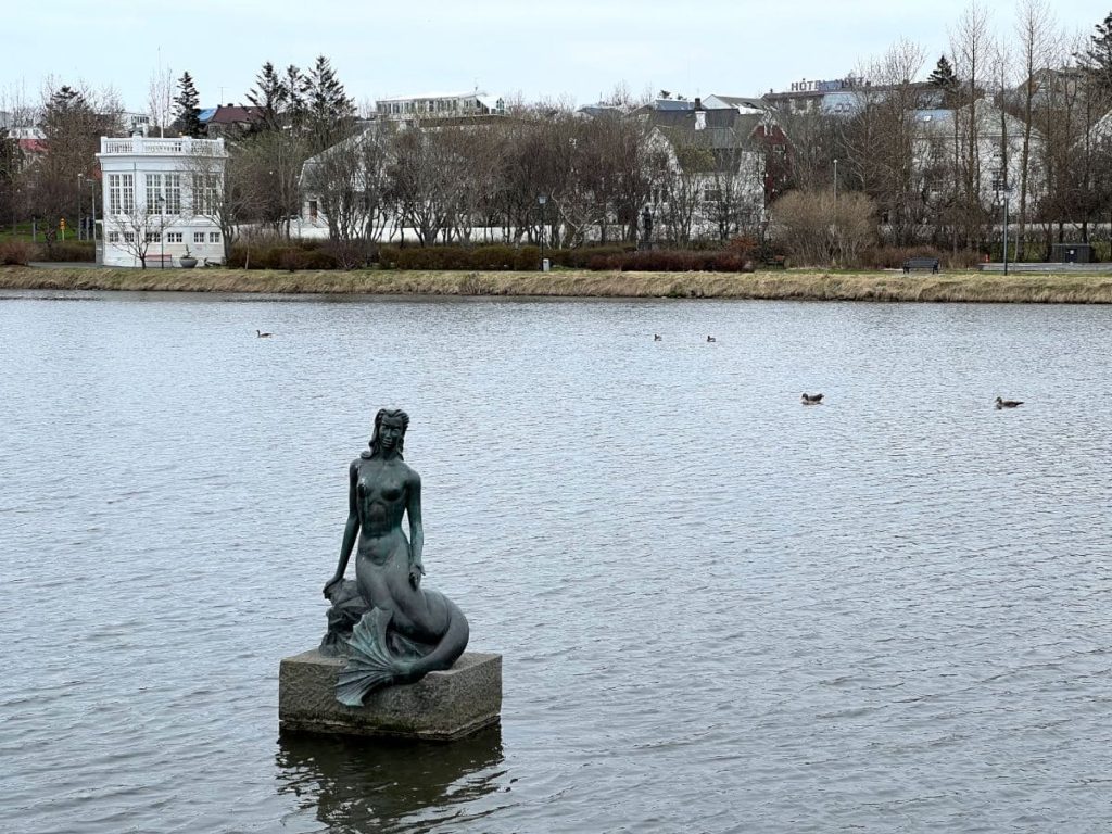 La sirenita del Lago Tjorn de Reikiavik