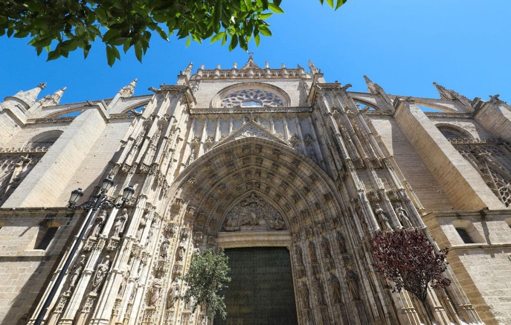 puerta de la catedral de sevilla estilo gotico