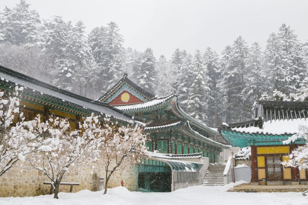 Templo de Odaesan Woljeongsa en invierno