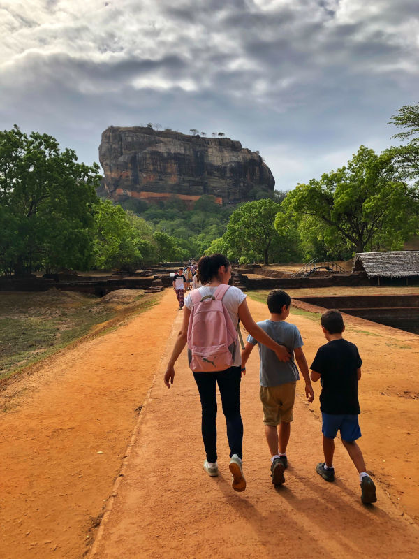 Camino de Sigiriya en Sri Lanka con niños