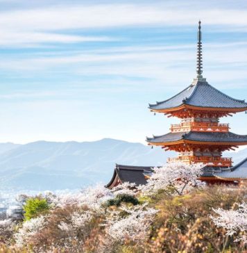 El famoso templo Kiyomizu-dera de Kioto con los cerezos en flor.