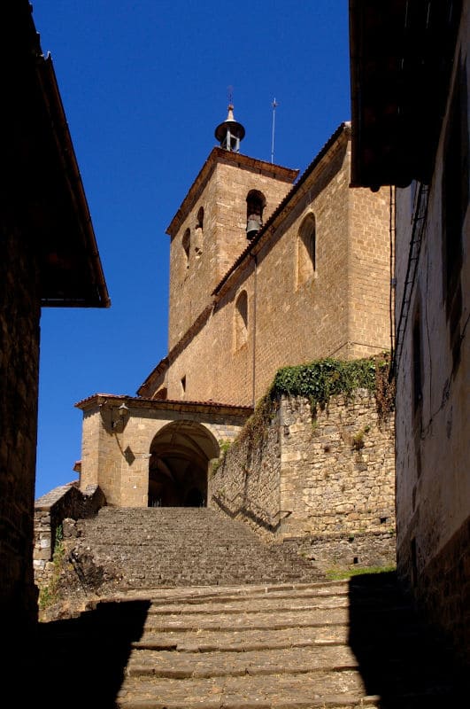 Iglesia de San Esteban en el Valle de Roncal navarra