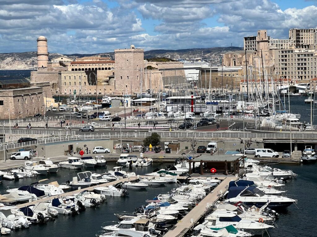 El Fuerte San Juan de Marsella de fondo