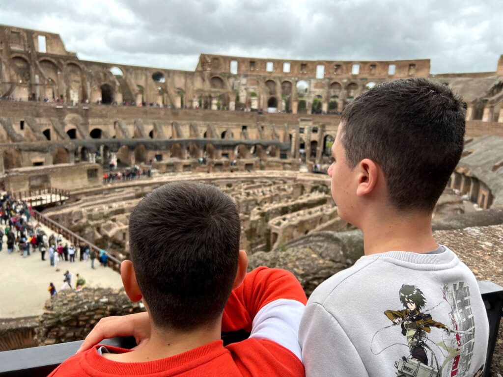 Oriol y Teo en el Coliseo de Roma