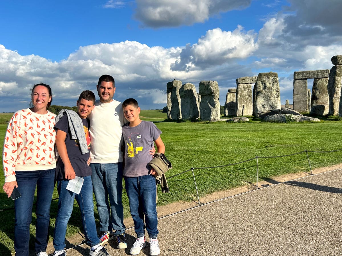 Disfrutando de la visita al Stonehenge en familia