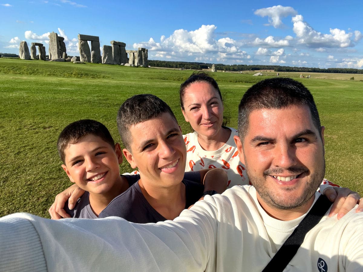 La familia visitando Stonehenge