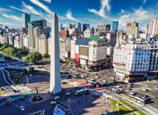 La famosa plaza del Obelisco de Buenos Aires en un dia soleado