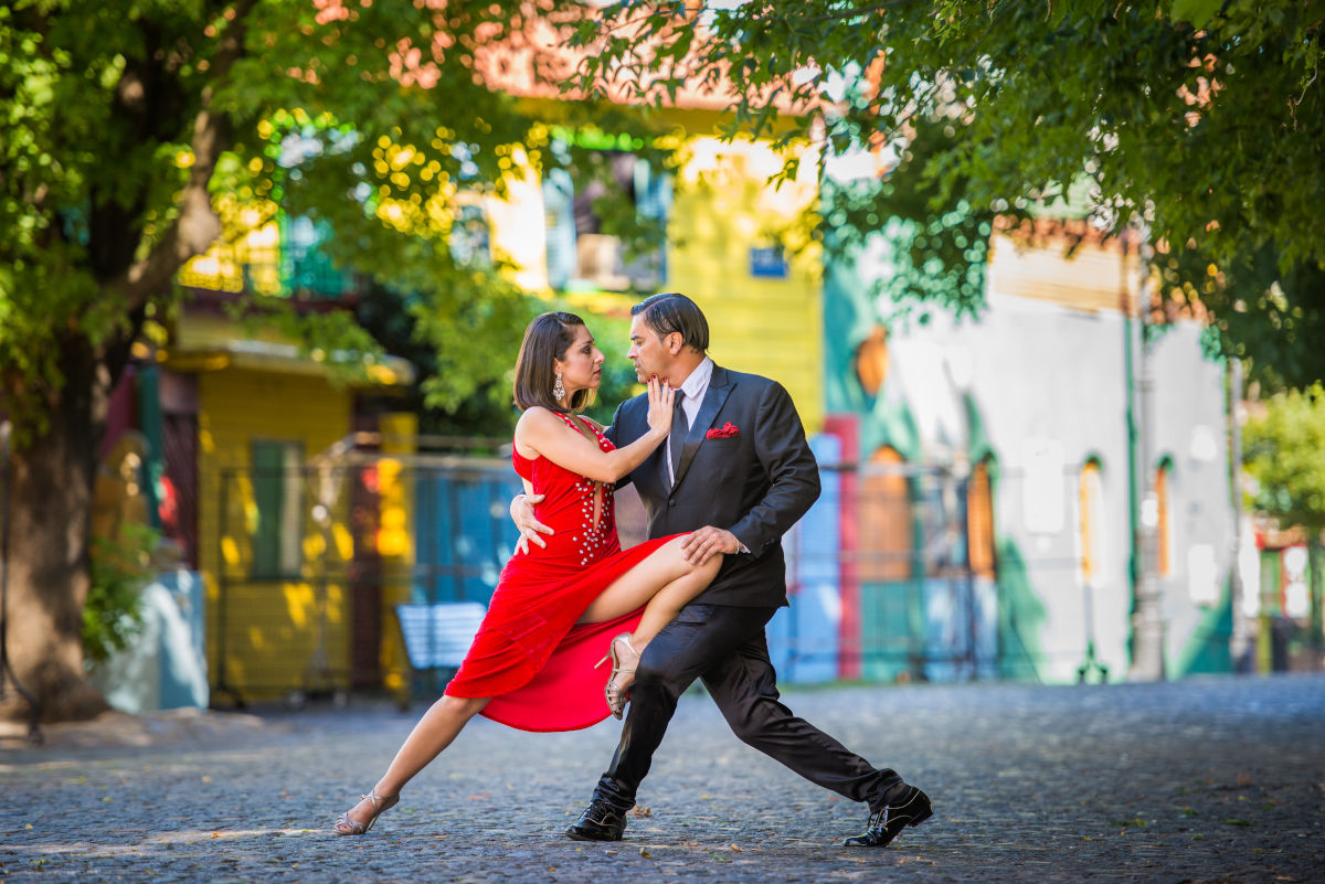 Una pareja baila tango en Buenos Aires, ella con vestido rojo