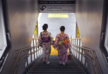 Chicas vestidas con kimono en el metro de Kioto