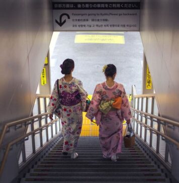 Chicas vestidas con kimono en el metro de Kioto