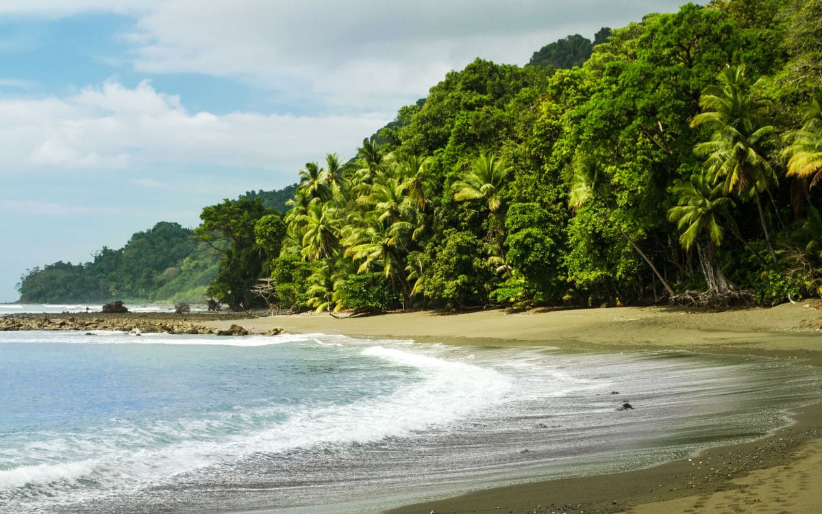 Vista de la playa en la Península de Osa en Parque Nacional Corcovado de Costa Rica