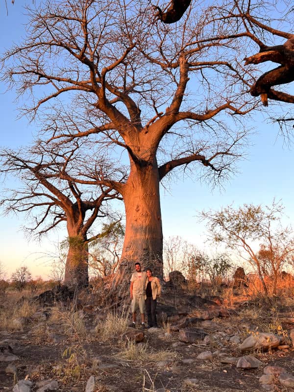 Pau con Ana y los baobabs en Botswana
