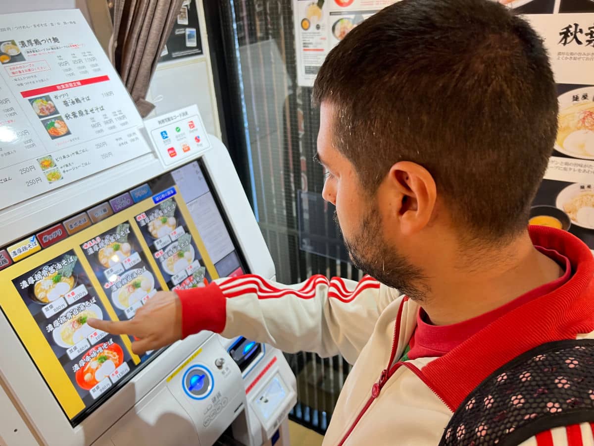 Ramen en Japon, eligiendo en máquina expendedora