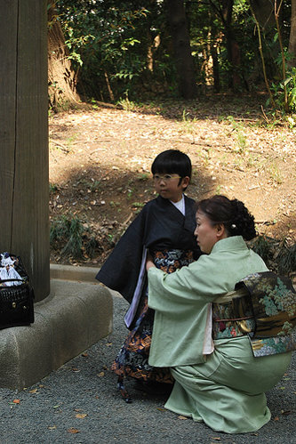 Ajustando la yukata en el Meiji Jingu de Tokio
