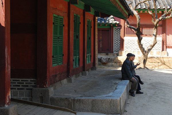 Ancianos en el Santuario Jongmyo de Seúl