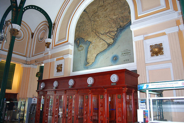 Antiguas cabinas y mapas de la Oficina Central de Correos de Saigón