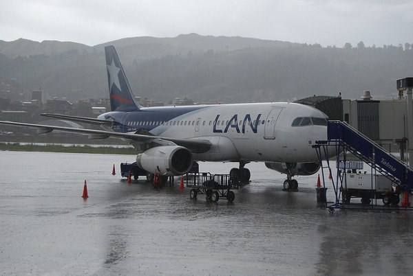 Avión de LAN Airlines en el aeropuerto de Cusco