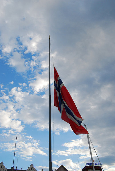 Banderas noruegas a media asta