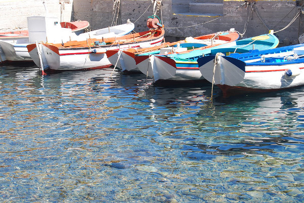 Fotos en Santorini, barcas en Thirassia