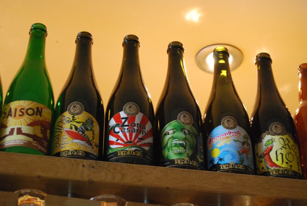 Botellas de cerveza de Moeder Lambic en Bruselas