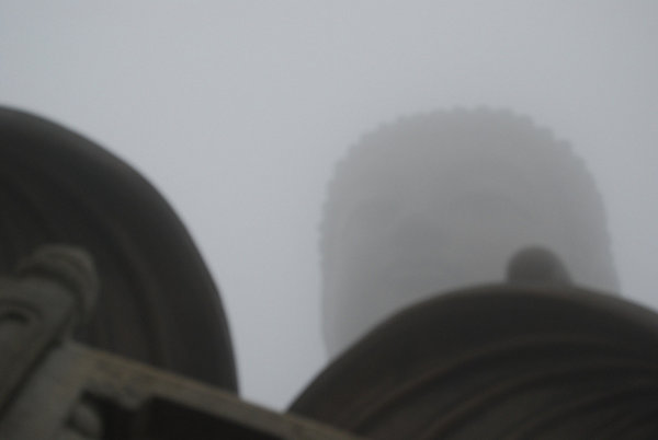 Buda de Tian Tau con niebla