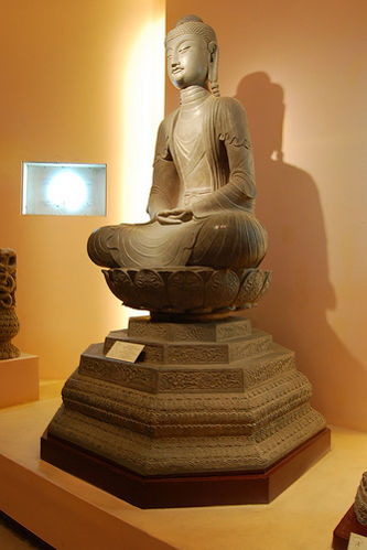 Buda de piedra en el Museo de Historia de Hanoi