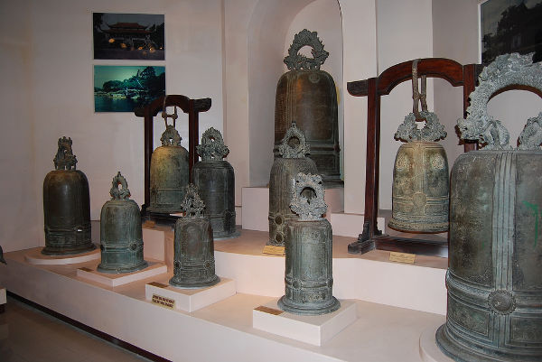 Campanas de bronce en el Museo de Historia de Hanoi
