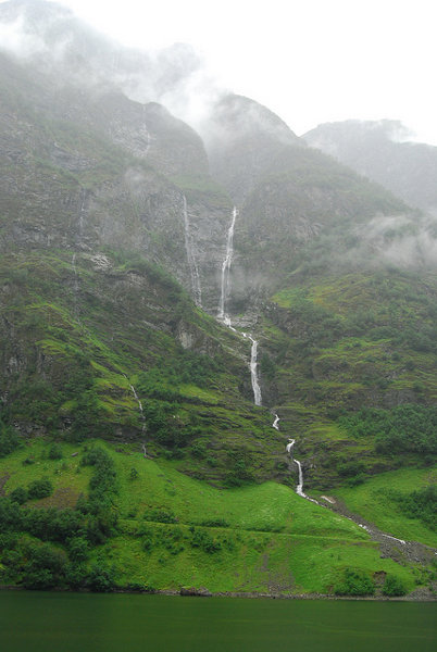 Cascadas en el Nærøyfjord