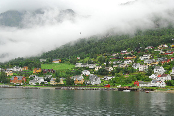 Casitas de colores en los fiordos noruegos