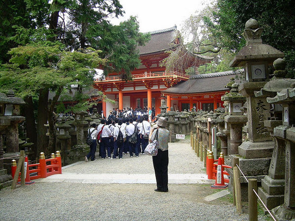 Colegiales entrando al Kasuga-taisha de Nara