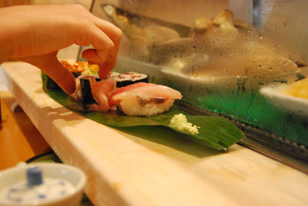 Comiendo sushi en Tsukiji