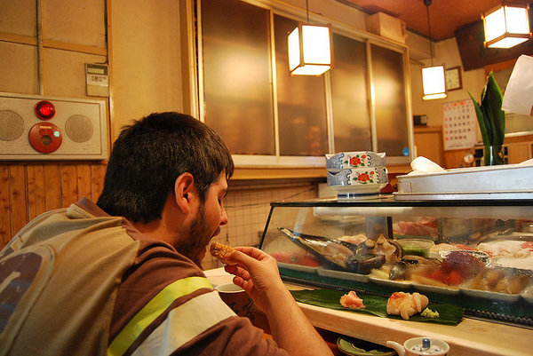 Comiendo sushi en Tsukiji