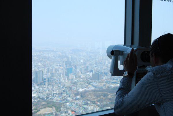 Contemplando Seúl desde la N Seoul Tower