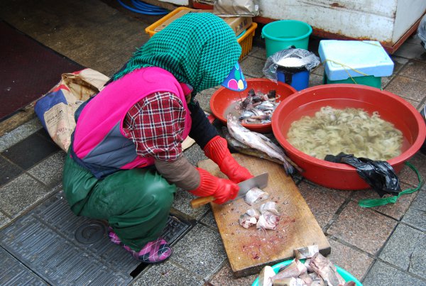 Cortando pescado en el Mercado Jagalchi de Busan