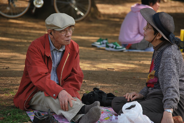 Dos ancianos de picnic en el parque Yoyogi de Tokio
