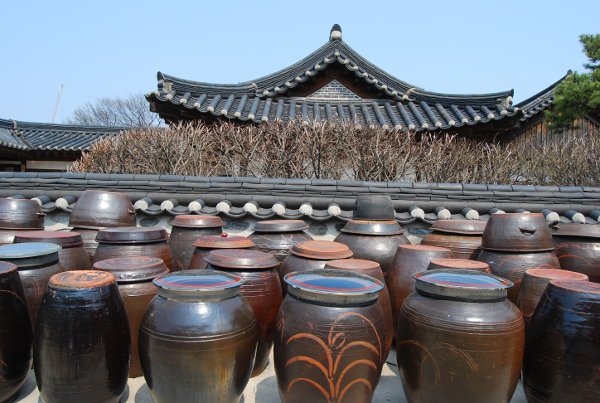 Edificio y jarrones coreanos en la aldea Namsangol de Seúl