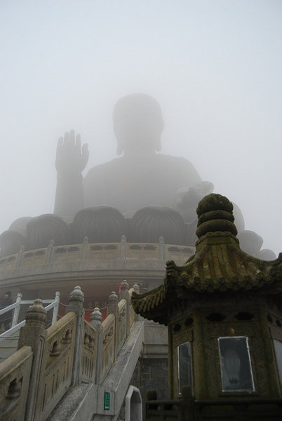 El Buda de Tian Tau tras la niebla